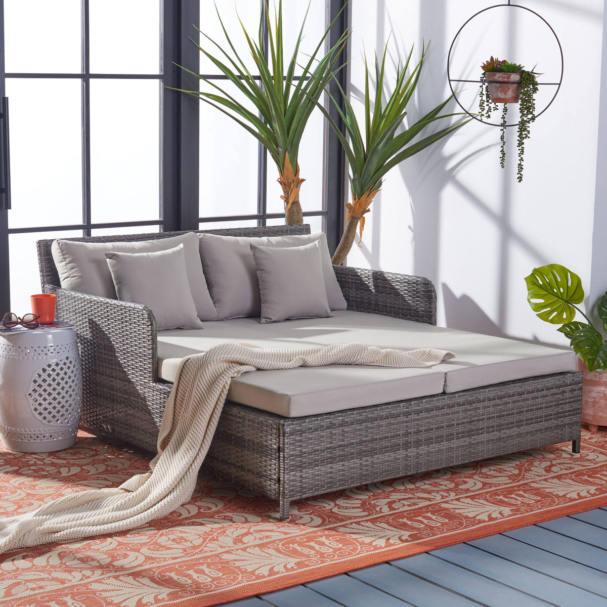 Grey and White Daybed Q181