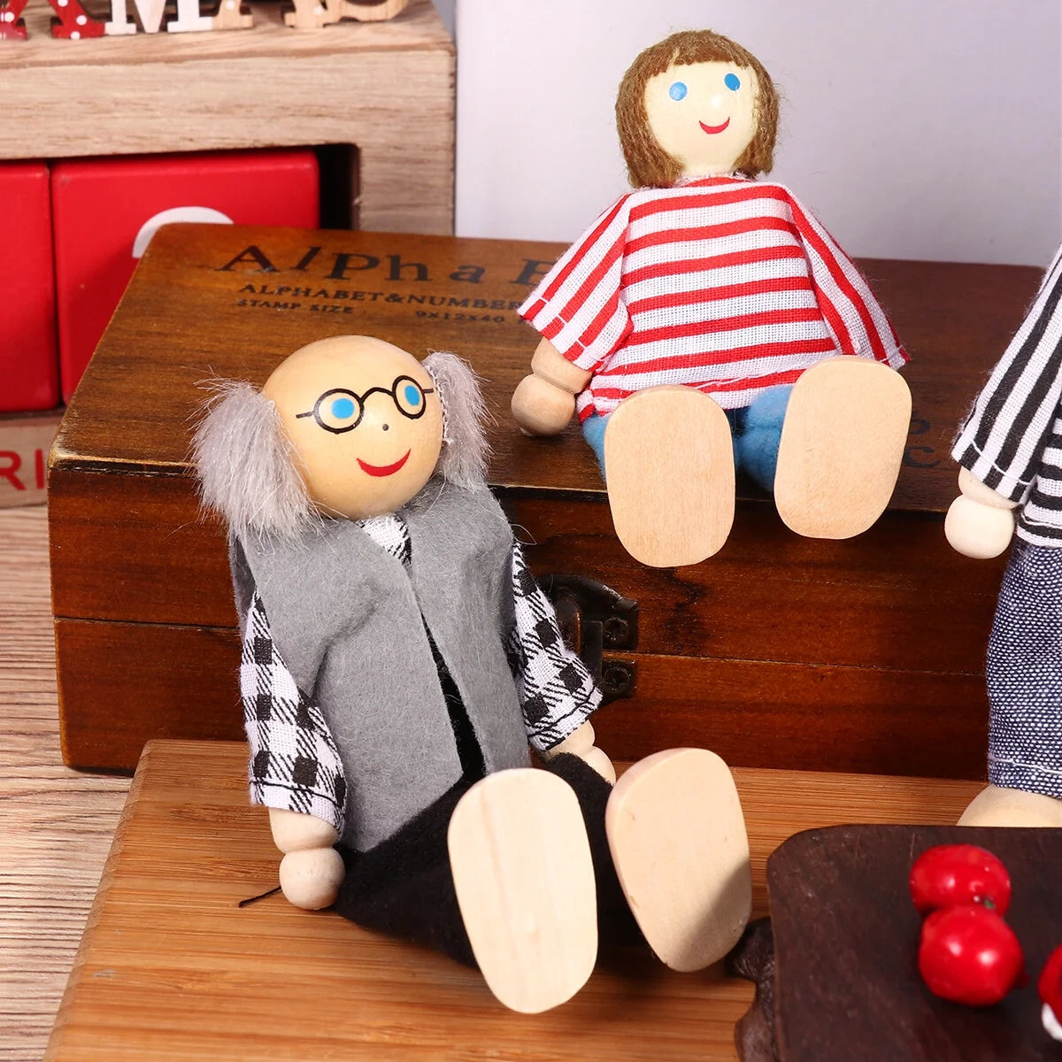 7 Pieces Wooden Dollhouse Family Set Mini People Figures O792